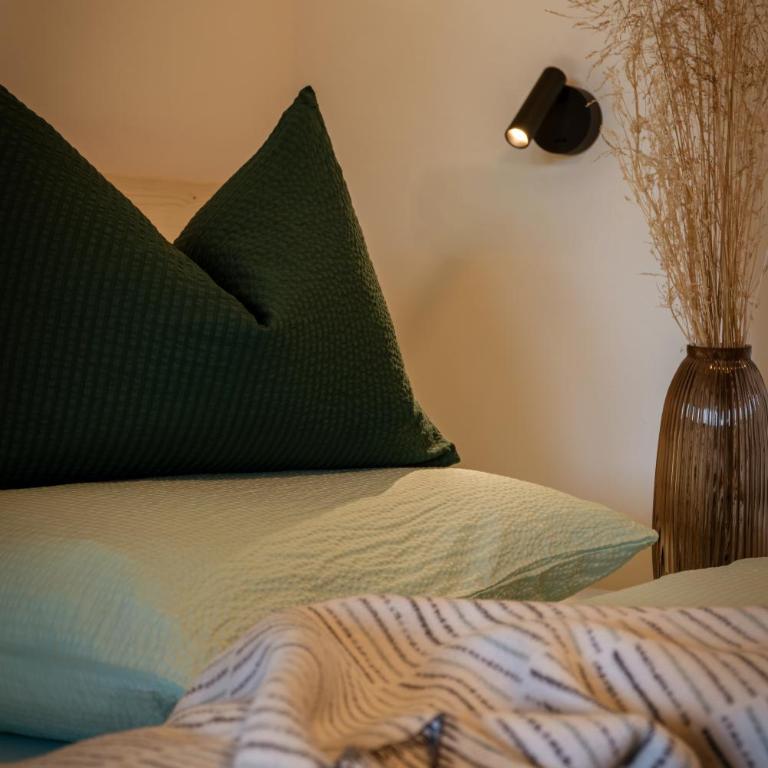 LA FUNDNEYT art & guesthouse - Three-Bedroom Apartment with Mountain View - 16