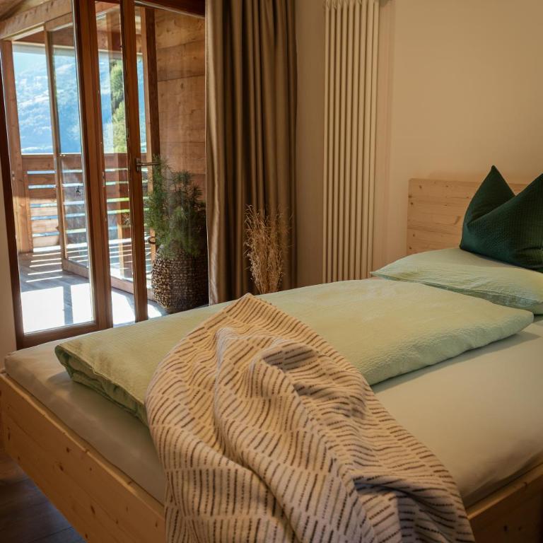 LA FUNDNEYT art & guesthouse - Three-Bedroom Apartment with Mountain View - 18