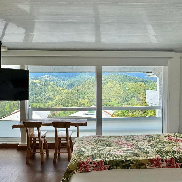Hotel El Mirador del Cocora - Habitación con cama extragrande y vistas a la montaña - 2