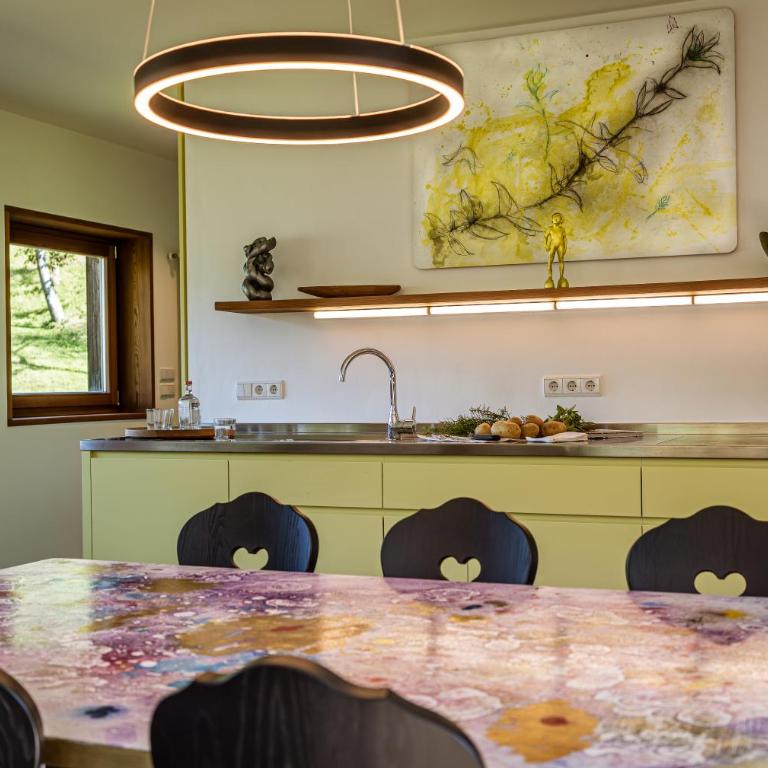 LA FUNDNEYT art & guesthouse - Three-Bedroom Apartment with Mountain View - 20