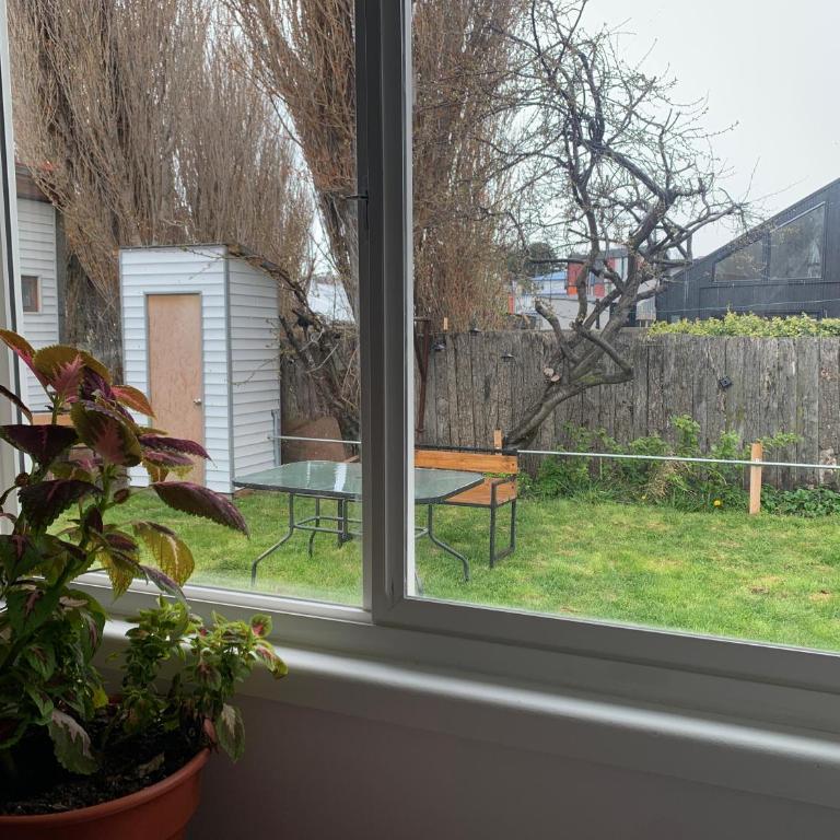 Patagonia Heritage Home - Habitación con cama extragrande y vistas al jardín - 5