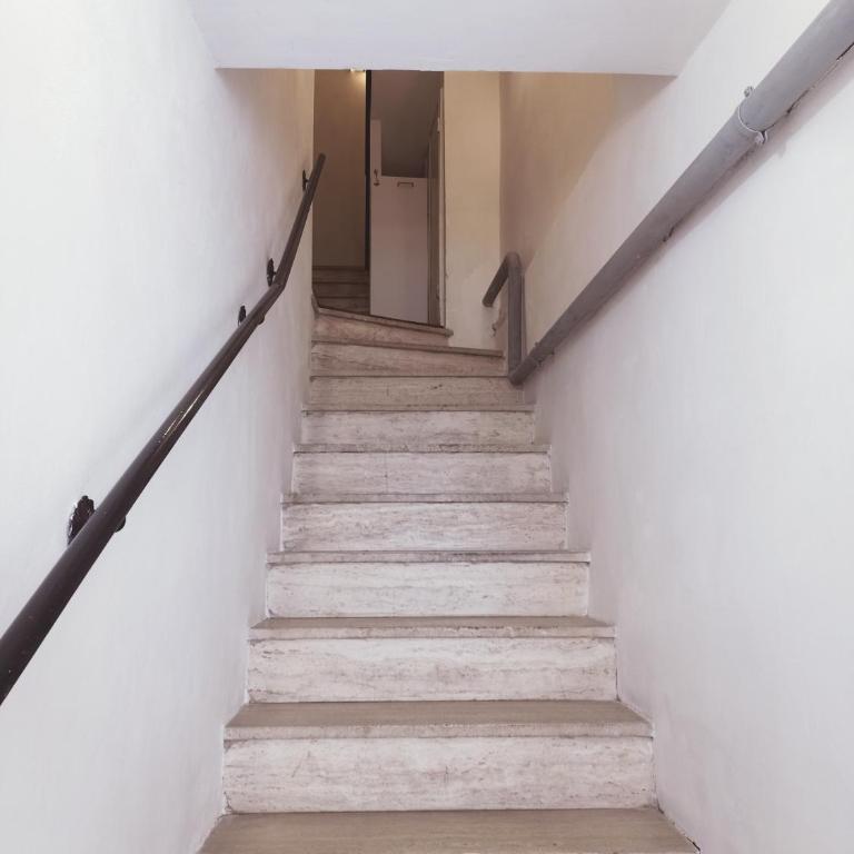 The column of Campo de' Fiori - Appartamento con 1 Camera da Letto - 35
