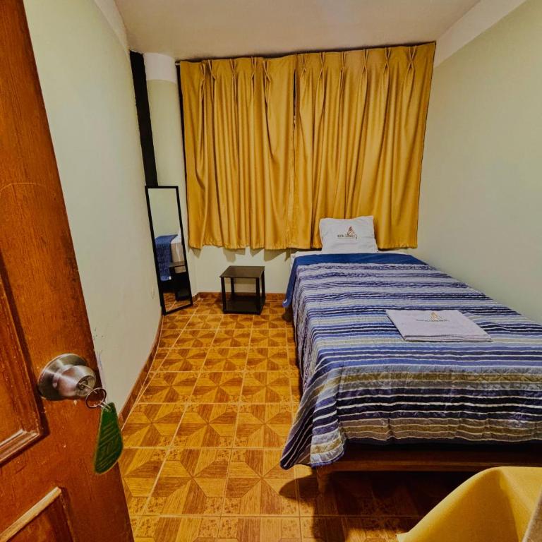 Hospedaje Carrasco Cajamarca - Habitación Individual con baño compartido - 3