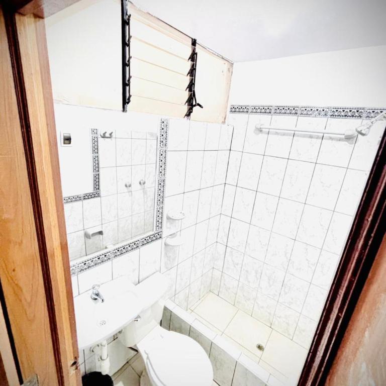 Hospedaje Carrasco Cajamarca - Habitación Doble con baño compartido - 2 camas - 1