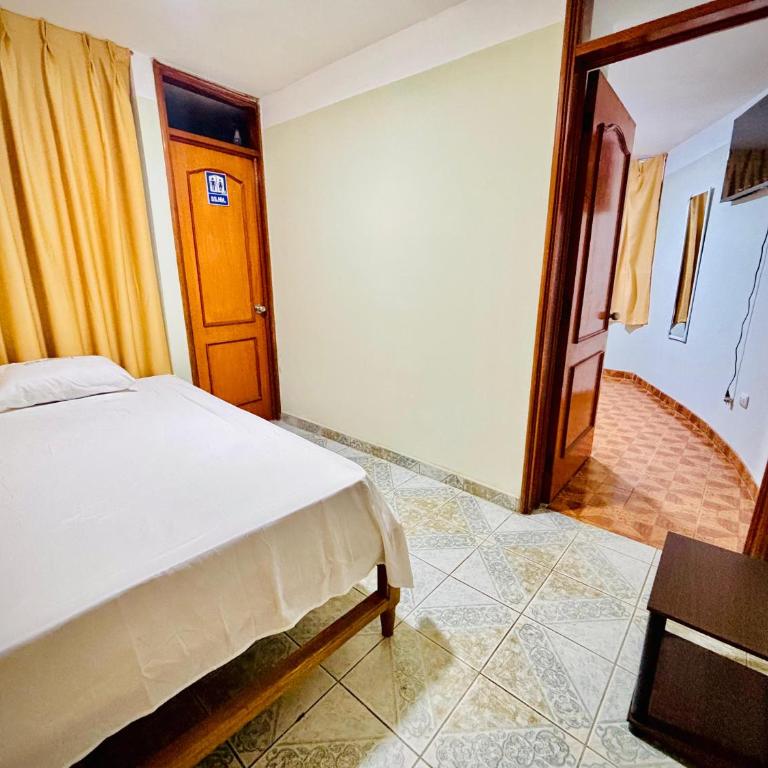 Hospedaje Carrasco Cajamarca - Habitación Doble con baño privado - 2 camas - 4