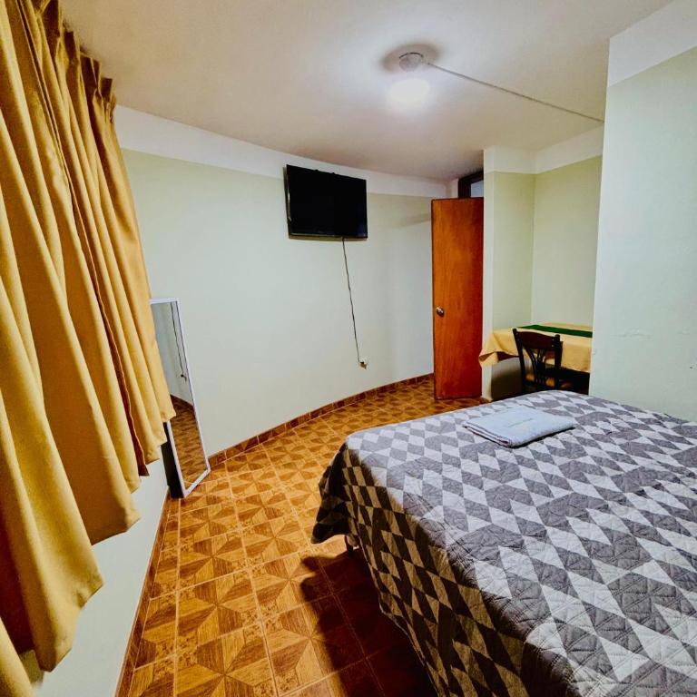Hospedaje Carrasco Cajamarca - Habitación Doble con baño privado - 2 camas - 1
