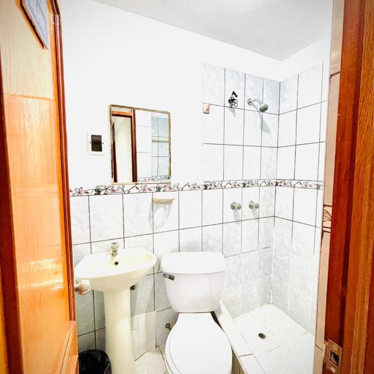 Hospedaje Carrasco Cajamarca - Habitación Doble con baño privado - 2 camas - 5