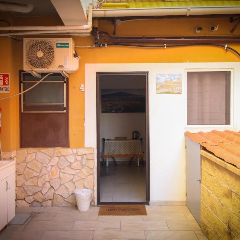 BED&FLY NEAR AIRPORT CATANIA FONTANAROSSA BAGNO PRIVATO In CAMERA - Quadruple Room with Private Bathroom - 17