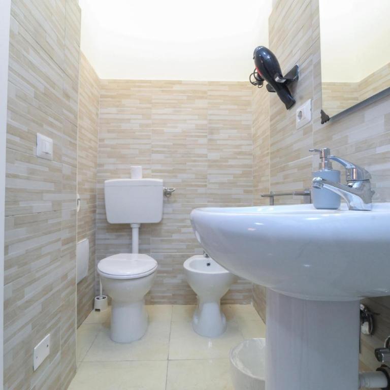 BED&FLY NEAR AIRPORT CATANIA FONTANAROSSA BAGNO PRIVATO In CAMERA - Double Room with Private Bathroom - 17