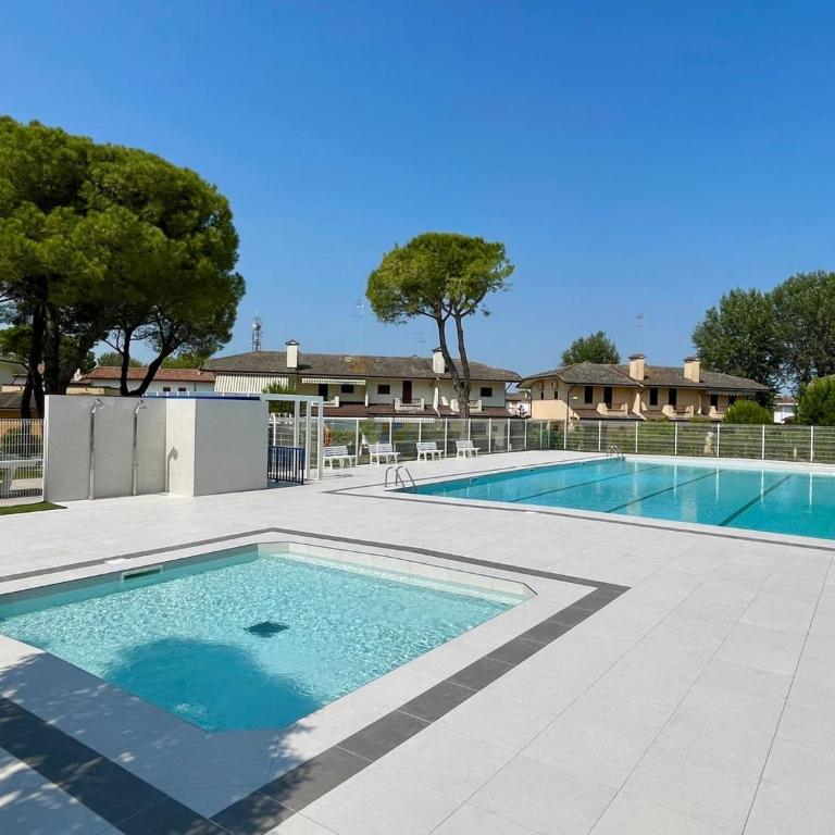 Colorful house with pool and garden - Villa - 14