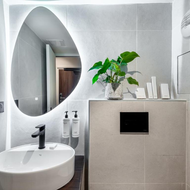 Le White by Sweett - Top Floor Small Double Room - Partial stair access - 6