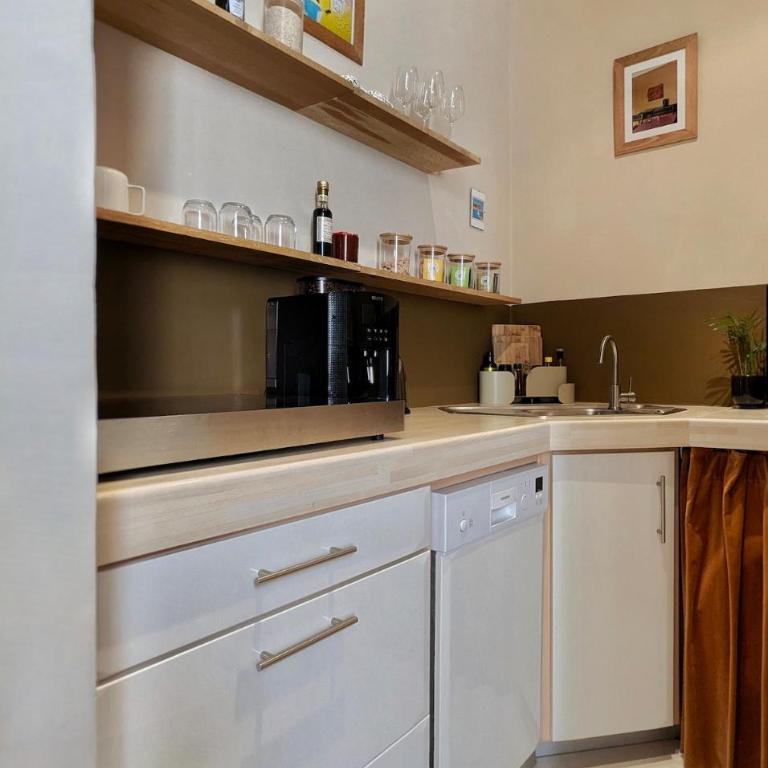Provencal Escape - Suite with City View - 11