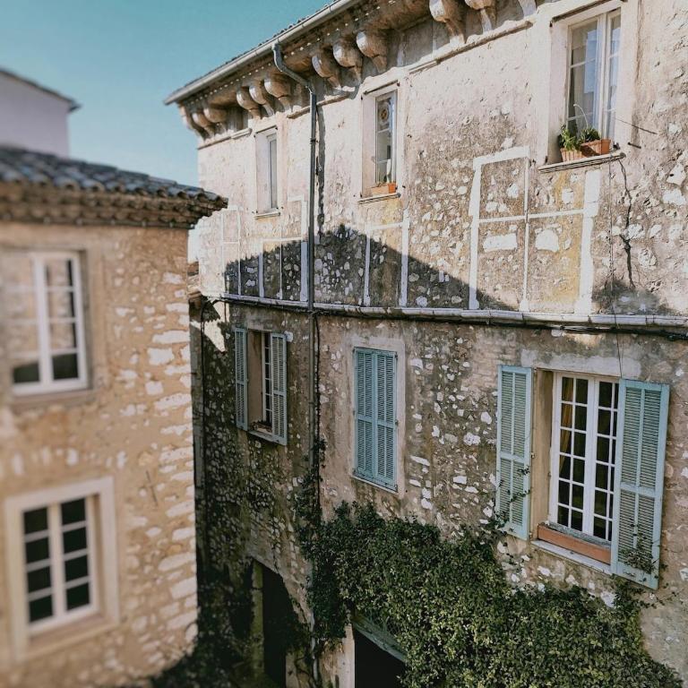 Provencal Escape - Suite with City View - 24