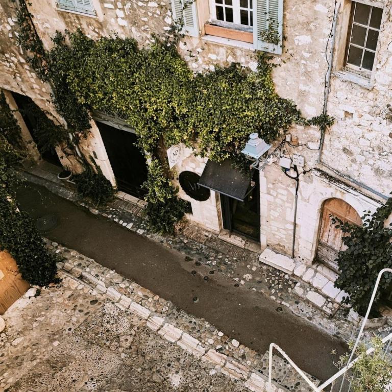 Provencal Escape - Suite with City View - 18