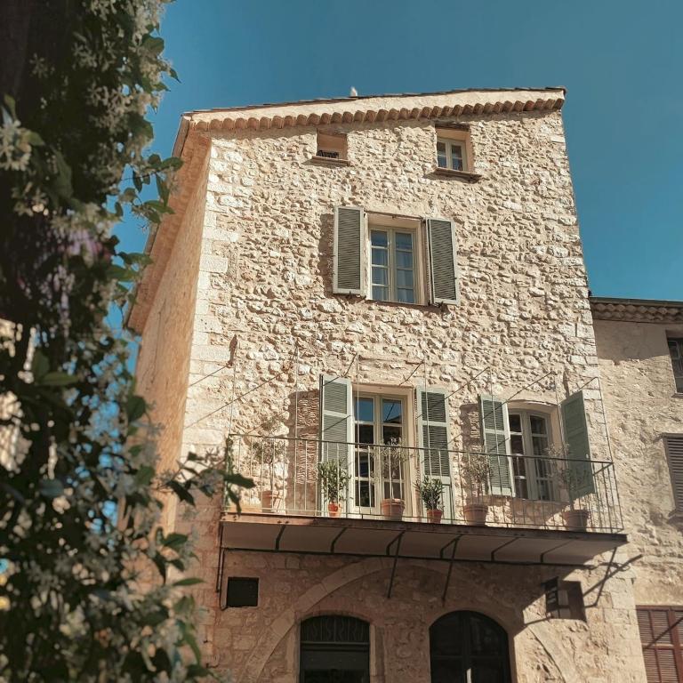 Provencal Escape - Suite with City View - 34