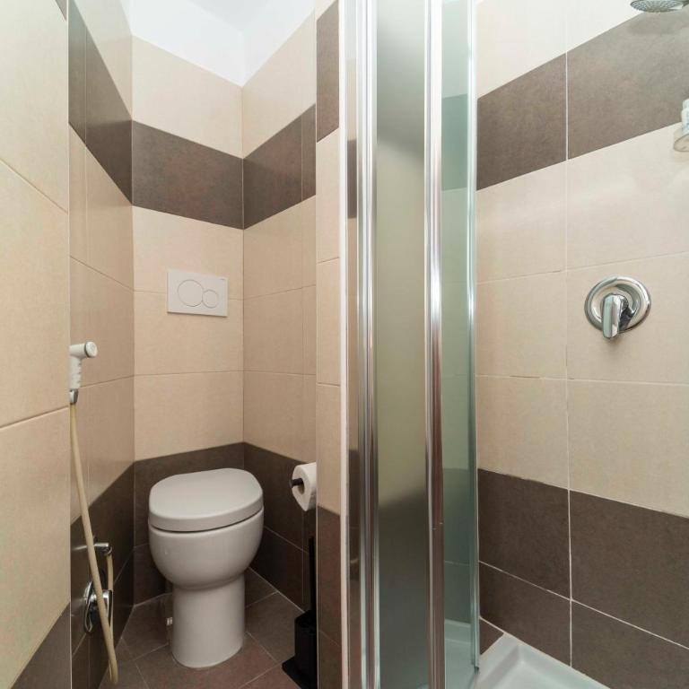 Residenza Carducci - Quadruple Room with Private Bathroom - 22