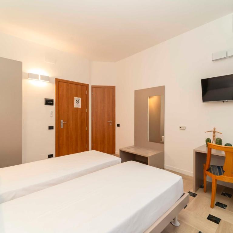 Residenza Carducci - Quadruple Room with Private Bathroom - 26