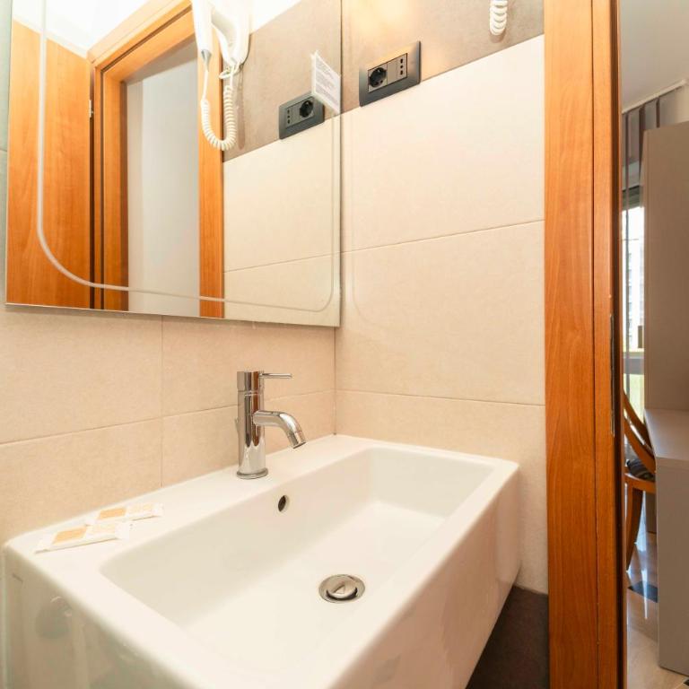 Residenza Carducci - Double Room with Private Bathroom - 1
