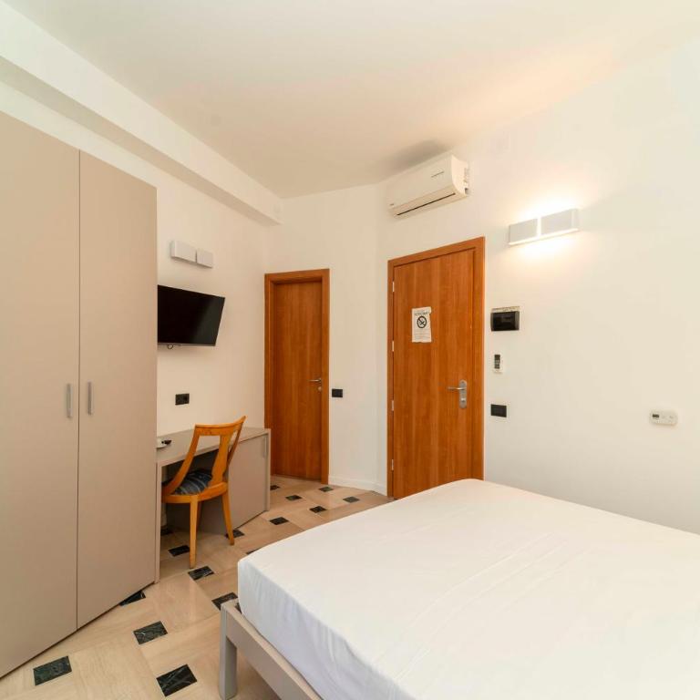 Residenza Carducci - Double Room with Private Bathroom - 8
