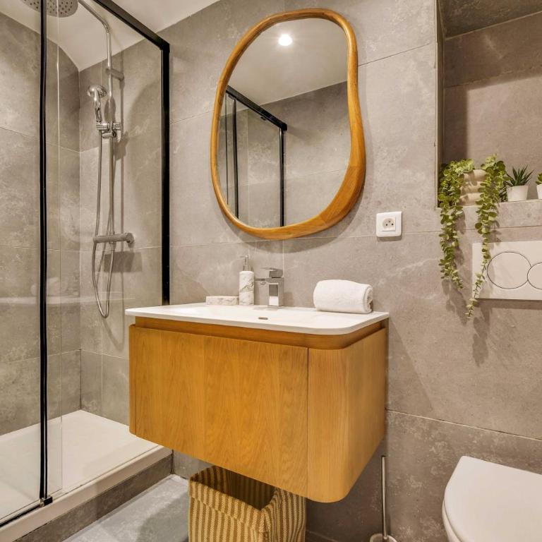 BEAUFITUL APMT - AC -2BR-6P- NOTRE DAME - Apartment - 4