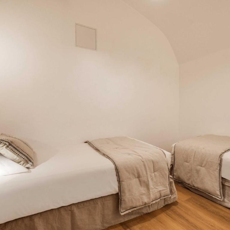 BEAUFITUL APMT - AC -2BR-6P- NOTRE DAME - Apartment - 12