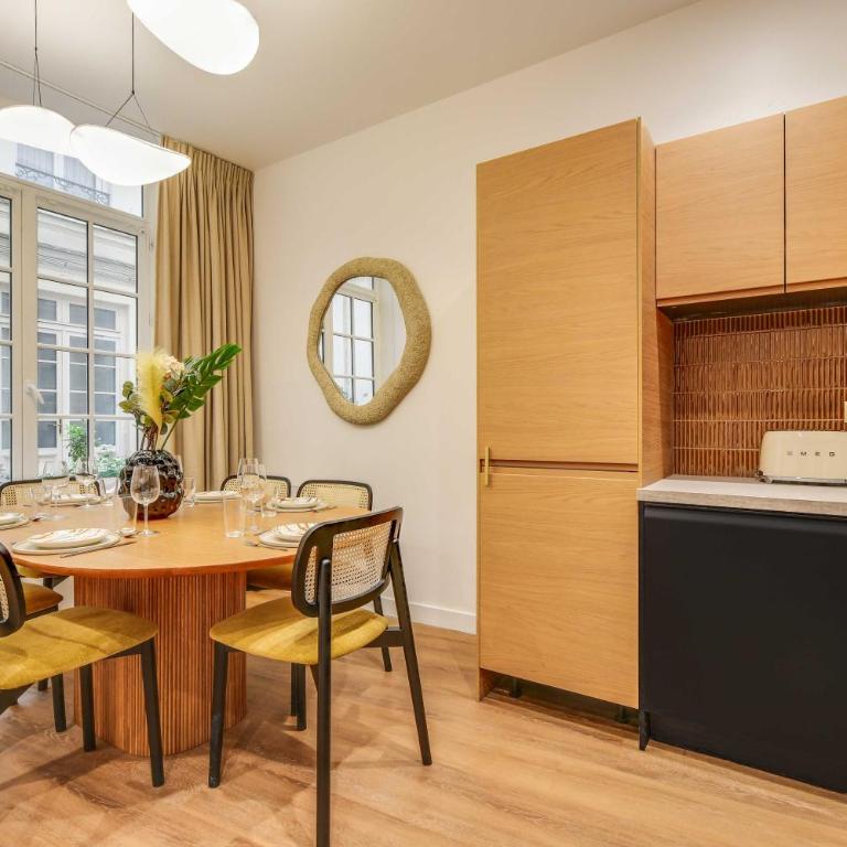 BEAUFITUL APMT - AC -2BR-6P- NOTRE DAME - Apartment - 10