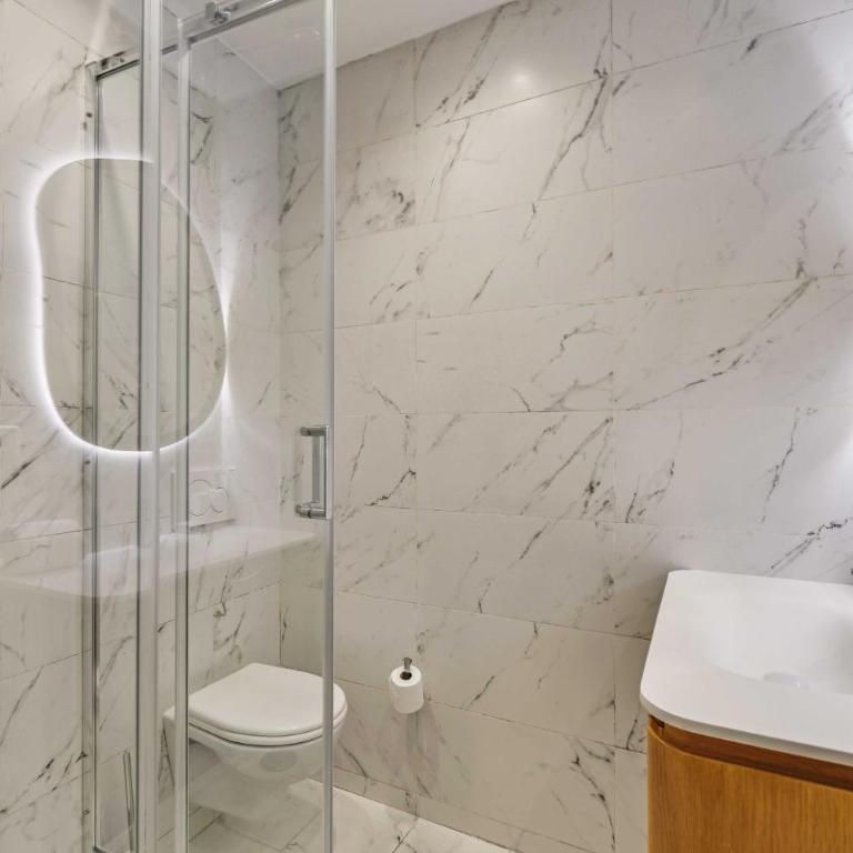 BEAUFITUL APMT - AC -2BR-6P- NOTRE DAME - Apartment - 15