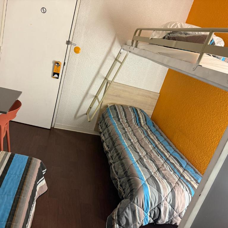 Hotel First Eco Dieppe - Chambre Triple avec Salle de Bains Commune - 3