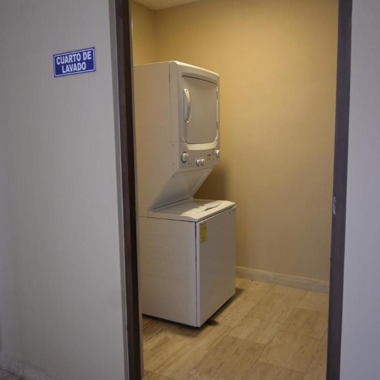 Chic Studio with Roof Pool & Gym Near 5th & Beach - Apartamento con balcón - 13