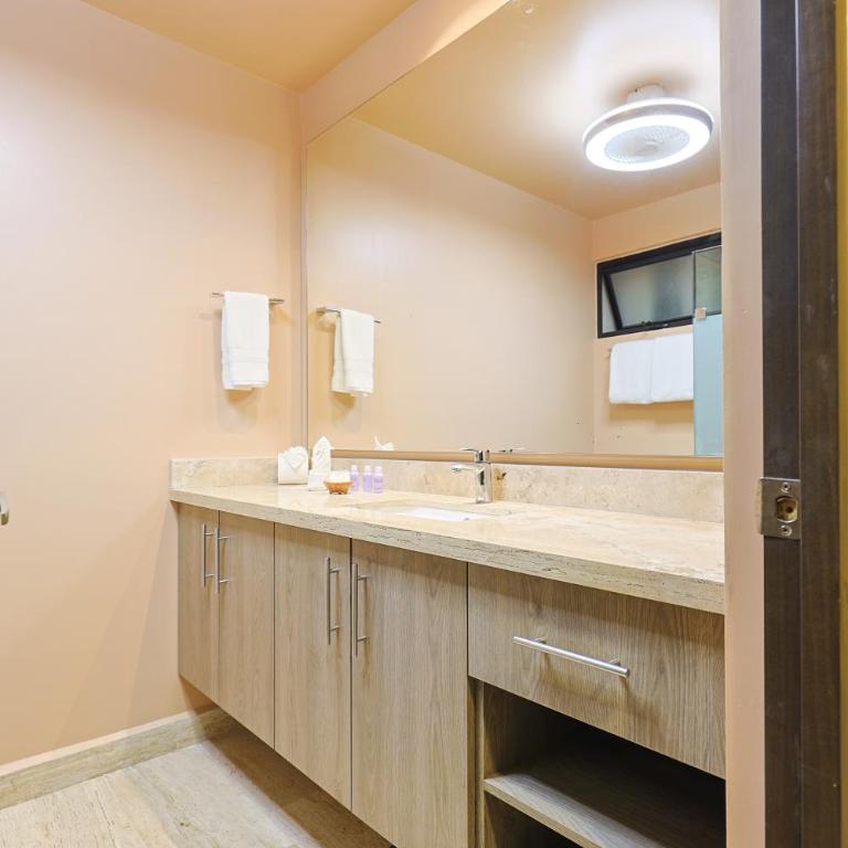 Chic Studio with Roof Pool & Gym Near 5th & Beach - Apartamento con balcón - 15