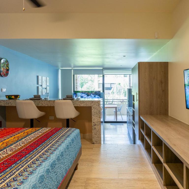 Chic Studio with Roof Pool & Gym Near 5th & Beach - Apartamento con balcón - 35