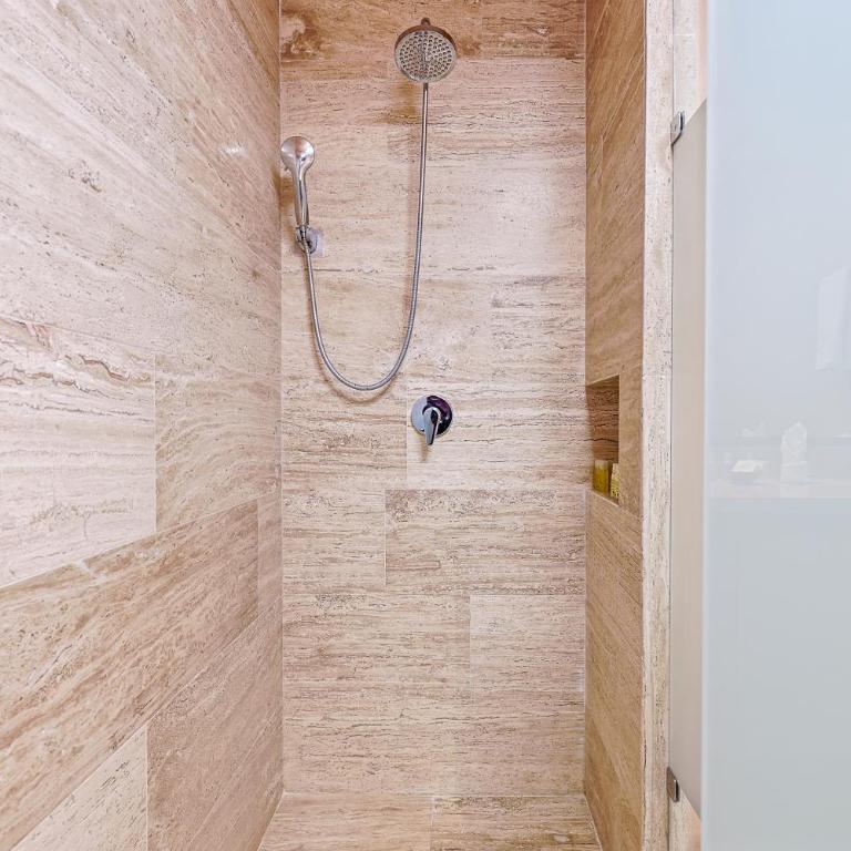 Chic Studio with Roof Pool & Gym Near 5th & Beach - Apartamento con balcón - 36