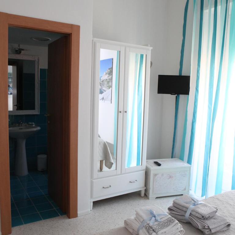 B&B Palazzo Scaramella - Camera Matrimoniale/Doppia con Letti Singoli con Bagno Privato - 10