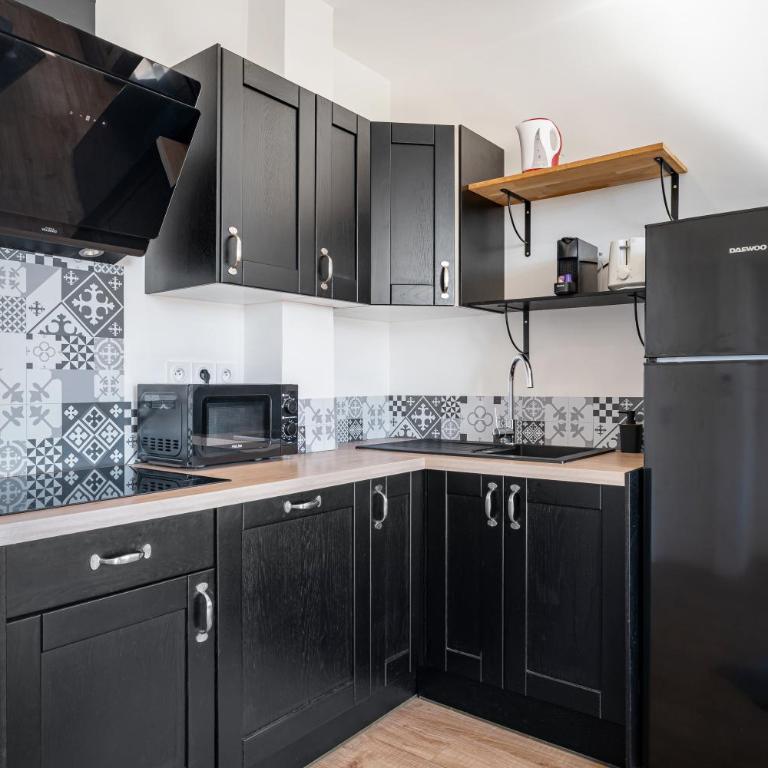 Nice Renting - CAMBRAI - Luxurious Sea View Terrasse - King Bed - Parking - AC - fully equipped - Appartement 1 Chambre - 10