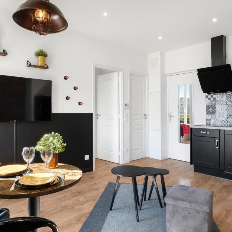 Nice Renting - CAMBRAI - Luxurious Sea View Terrasse - King Bed - Parking - AC - fully equipped - Appartement 1 Chambre - 9