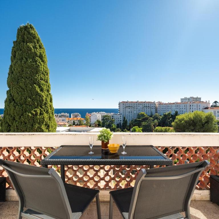Nice Renting - CAMBRAI - Luxurious Sea View Terrasse - King Bed - Parking - AC - fully equipped - Appartement 1 Chambre - 3