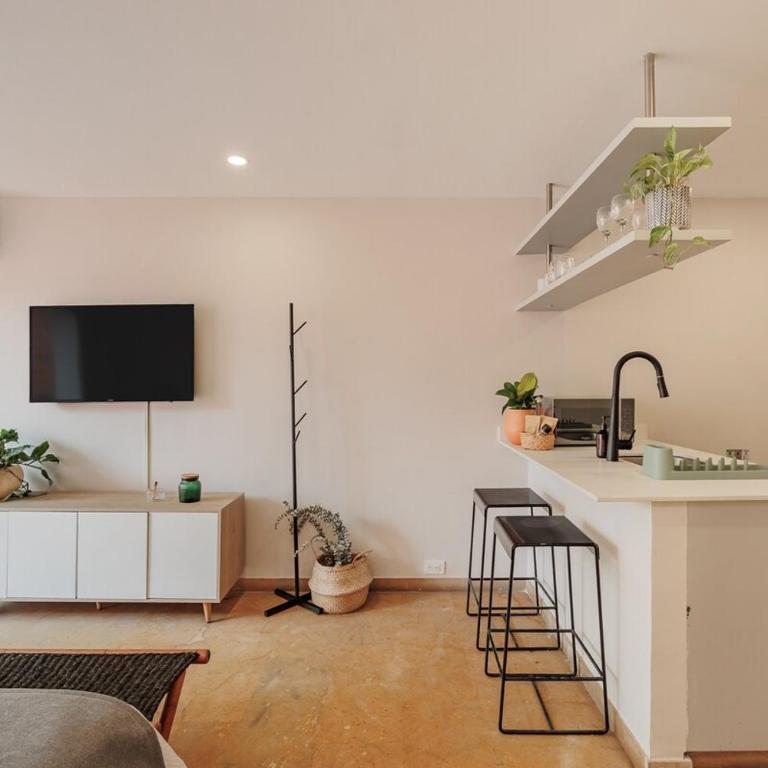 Loft comodo y central con AC y Terraza propia en Astorga Poblado - One-Bedroom Apartment - 18