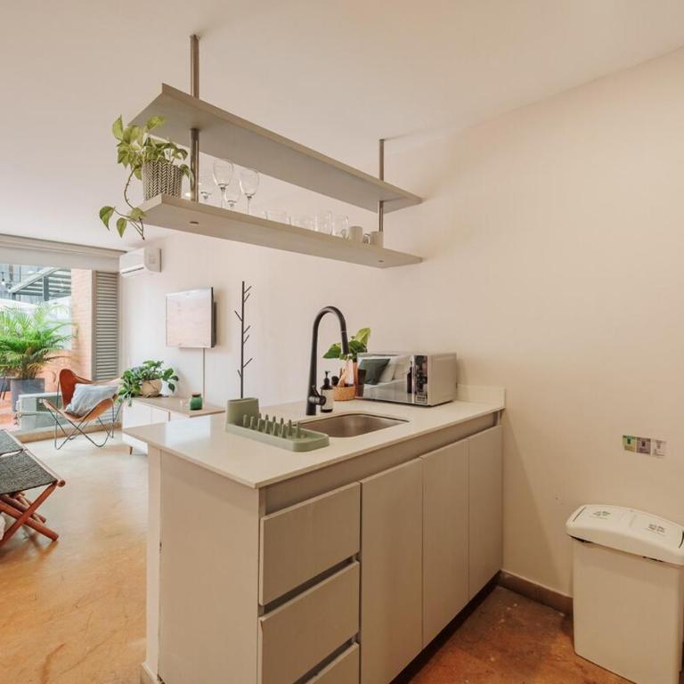 Loft comodo y central con AC y Terraza propia en Astorga Poblado - One-Bedroom Apartment - 30