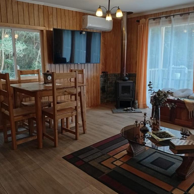 Cabaña Lago Chapo - Two-Bedroom House - 9