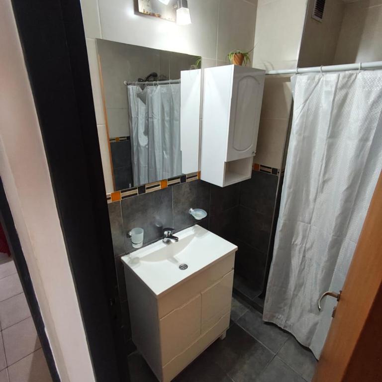 luminoso depto con balcon a cuadras del centro - Apartamento de 2 dormitorios - 16