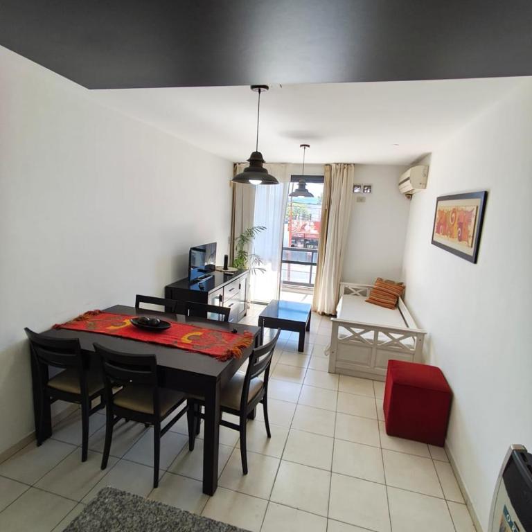 luminoso depto con balcon a cuadras del centro - Apartamento de 2 dormitorios - 24