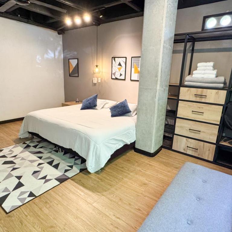 Económicas habitaciones amobladas en Medellín con oficinas, puesto de trabajo, cocina, baño y lavandería comunes Be Together by Roots Rentals TOG401y402 - One-Bedroom Apartment - 3