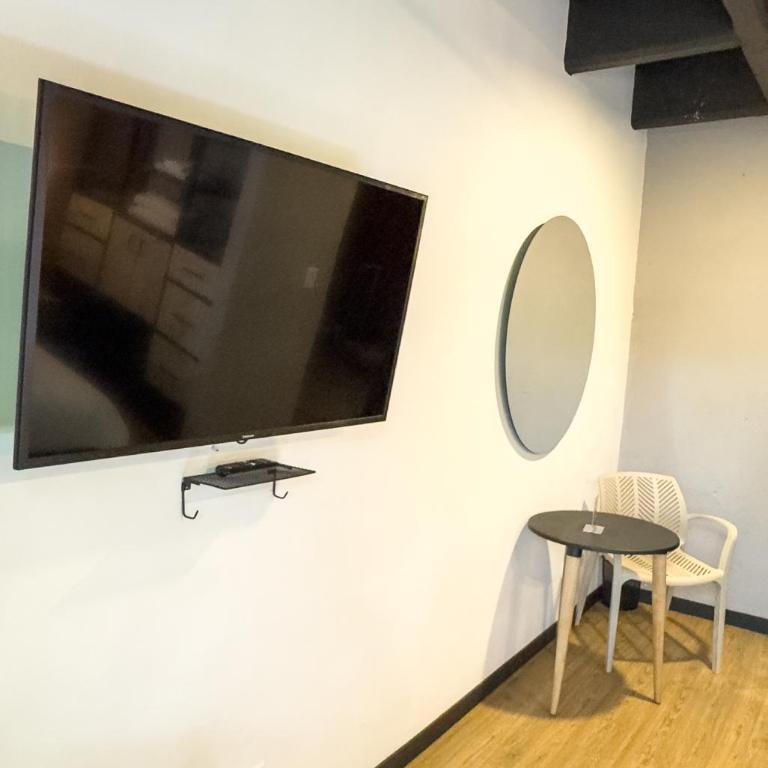 Económicas habitaciones amobladas en Medellín con oficinas, puesto de trabajo, cocina, baño y lavandería comunes Be Together by Roots Rentals TOG401y402 - Standard Apartment - 5