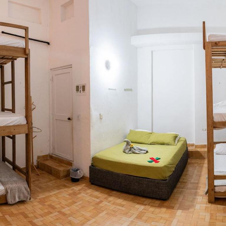 Hostal Badillo SV - Habitación Familiar con baño privado - 7