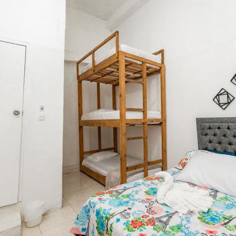 Hostal Badillo SV - Habitación Familiar con baño privado - 8