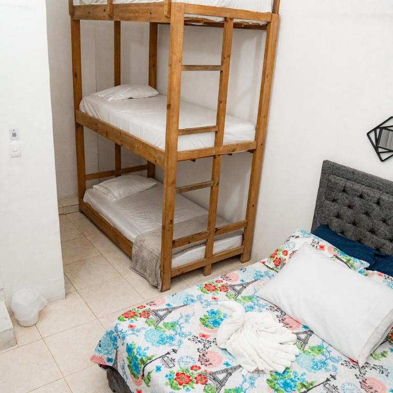 Hostal Badillo SV - Habitación Familiar con baño privado - 6