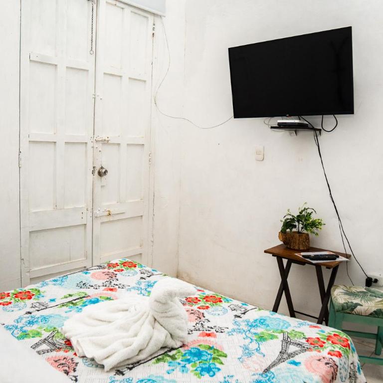 Hostal Badillo SV - Habitación Familiar con baño privado - 7