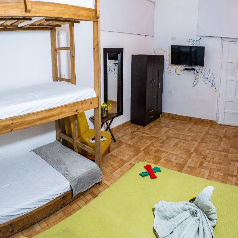 Hostal Badillo SV - Habitación Familiar con baño privado - 8