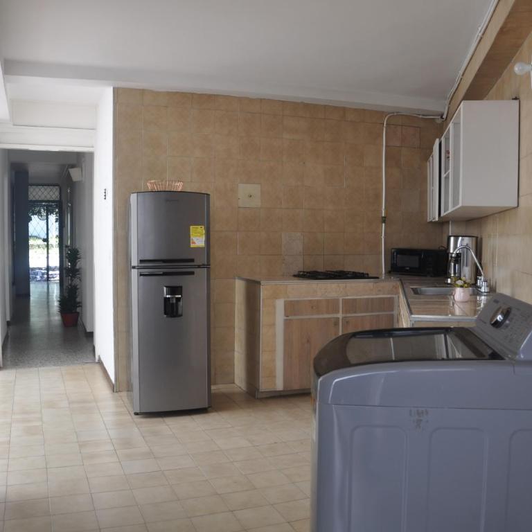 Laureles, casa completa y amplia para grupos grandes - Five-Bedroom House - 22
