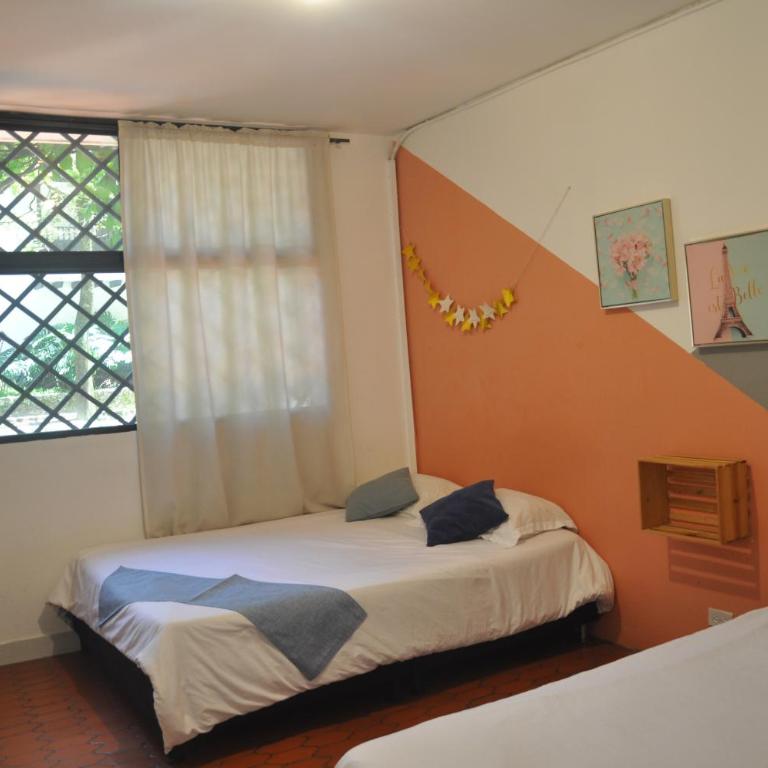 Laureles, casa completa y amplia para grupos grandes - Five-Bedroom House - 11